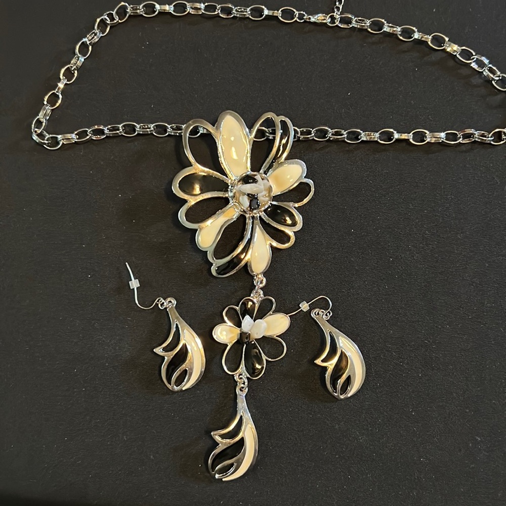 Black & White high end necklace set